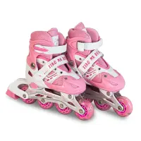 Patins à roulettes avec les protege